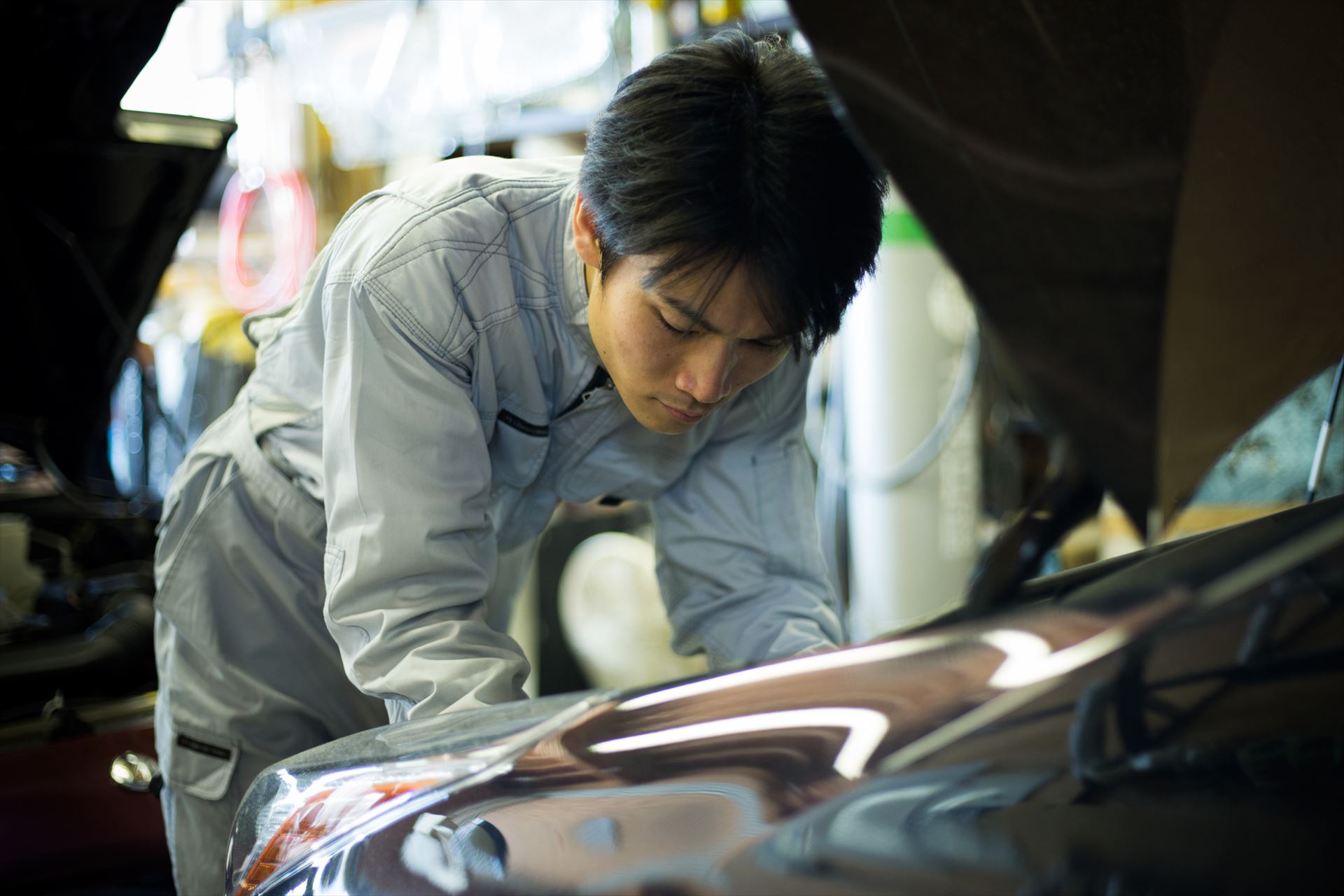 車を整備するスタッフ (1)